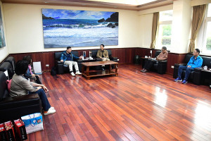 　台東縣副縣長王志輝拜訪縣府，與縣長王忠銘、秘書長張龍德就縣政工作推展及觀光活動宣傳廣泛交換意見，互換紀念品展現深厚友誼。（圖／文：曹重偉）