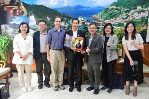 　縣長王忠銘會見台大公衛教授陳秀熙，感謝台大團隊過去20多年努力，將胃癌發生率降至比全國發生率更低，有效保障鄉親生命健康。（圖／文：曹重偉）