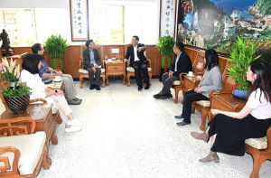 　縣長王忠銘會見台大公衛教授陳秀熙，感謝台大團隊過去20多年努力，將胃癌發生率降至比全國發生率更低，有效保障鄉親生命健康。（圖／文：曹重偉）