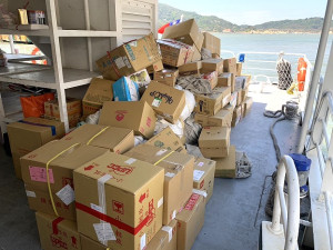 11日晚間開航的台馬船班也運送來累積成堆的包裹、宅配。(圖/文:林冰芳)