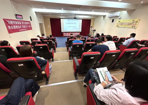 　打造友善、平等職場環境，民政處12日起在縣府多媒體簡報室舉辦為期兩天的職場性騷擾申訴處理研習，邀請到許乃丹律師來馬主講。（圖／文：曹重偉）
