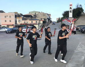 　東引中柱橋上的DONG YIN地標設計，改採白色馬賽克磚拼貼，呈現與以往不同的風格質地。（圖／文：陳其敏）