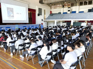 　提升國、高中學生就業準備力，連江就業中心13日邀請大體化妝師李安琪到馬祖高中向學子演講，「那些年，逝去的生命教會我的事」。（圖／文：曹重偉）
