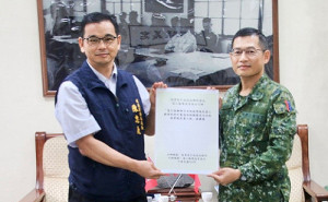 　東引軍方營區生活污水改善處理工程，今年起委託連江縣環資局代辦執行，指揮官林主典少將、連江縣環資局長陳忠義代表雙方簽署協議書，攜手合作促進建設效益。（圖：縣府環資局）