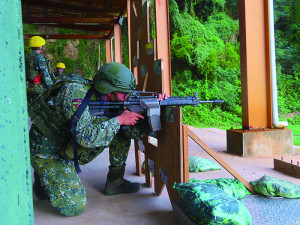 官兵對目標物實施實戰化射擊。（圖：陳凱煜）