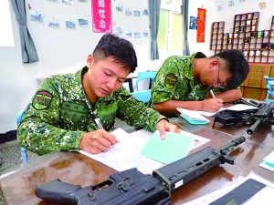 官兵透過檢查表，逐次逐項完成檢查作業。（圖：鄭恆佳）