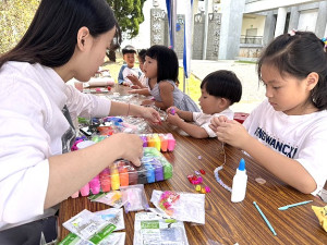 海大馬祖校區14日舉辦70週年校慶愛心園遊會,與在地鄉親及遊客一同分享喜悅。(圖/文:陳鵬雄)