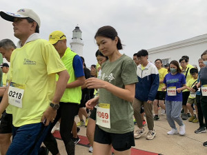 第二屆莒光定向越野星光夜跑14日數百位跑者東莒燈塔起跑,賽後「莒光之夜」音樂晚會動人旋律緩解跑者緊張情緒,讓大家度過一個美好夜晚。(圖/文:林冰芳)