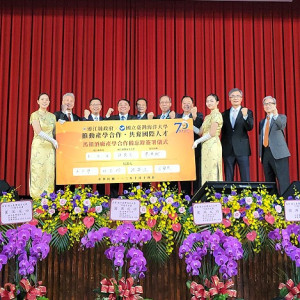 　國立臺灣海洋大學70週年校慶，縣長王忠銘及議長張永江獲贈榮譽校友，縣府、海大、馬祖酒廠共同簽署產官學合作備忘錄。（圖：縣府）