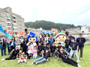 第四屆小島野餐「嶼農共舞」14日下午福澳登場,結合在地特產的美食,鄉親共同度過愉快的午後野餐時光。(圖/文:馮紹夫)