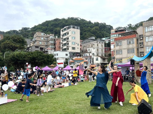 《飲.馬祖七杯酒》第四杯酒14日下午福澳迎客,馬悠蹈嶼舞蹈團演出《金銀花》。(圖/文:馮紹夫)