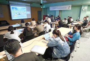 文化處14日晚間在民俗文物館舉辦馬祖戰地文化監測系統座談會,由國內外世界遺產專家分享在保護與傳承歷史遺產的成功案例與挑戰。(圖/文:曹重偉)