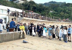 國際藝術島表演藝術計畫《飲.馬祖七杯酒》15日在西尾飲下第五杯酒「祭典」,結合戶外環境雙面式舞台,對演員與觀眾都是全新體驗。(圖/文:曹重偉)