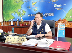 馬祖國際藝術島飛上空中!縣長王忠銘16日上午接受警察廣播電台主持人Amy專訪,以全國現場直播,向國人宣傳馬祖國際藝術島。(圖/文:曹重偉)