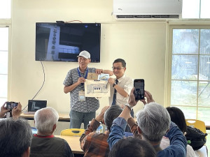 　海大海內外校友一行50多人訪問馬祖，參觀馬祖校區並參訪國際藝術島策展。（圖：馮紹夫、陳鵬雄）