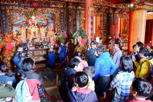 　馬祖境天后宮首次推出媽祖靈穴祈福活動，限時開放媽祖靈穴管制範圍，讓民眾可以繞靈穴一周。（圖：本報資料室）
