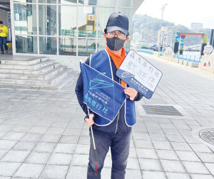連江縣交旅局提供縣內合法旅行社馬祖國際藝術島領隊旗、背心,共同營造藝術島氛圍。(圖:交旅局)