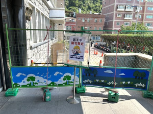 　近日前往縣府大樓洽公的民眾請多加注意，縣府大樓前方坡道已開始施工，先從右側開始施作，目前只能從左側坡道進入大樓。（圖／文：曹重偉）