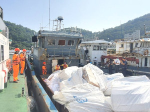 海巡全力守護國境,15日晚間於南竿外海查獲陸船走私畜產品,經連江地檢署會同相關單位勘驗,共計走私牛肚、羊肚及蹄筋106公噸。(圖:馬祖海巡隊)