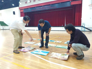 　3位專業評審進行112學年度全國學生美術比賽縣內複賽評選工作。（圖：縣府教育處）