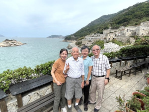 離別68年,92歲高齡的老兵陳玉海(左二)在兒女陪同下首度重遊馬祖。(圖/文:陳鵬雄)