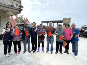 　縣長王忠銘前往北竿發放重陽敬老金，橋仔百歲人瑞盧依自開心領到1萬元敬老金和金項鍊。（圖／文：陳鵬雄）