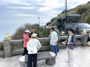 　北竿壁山觀景平台整建工程即將開工，交旅局邀相關單位現勘。（圖／文：陳鵬雄）
