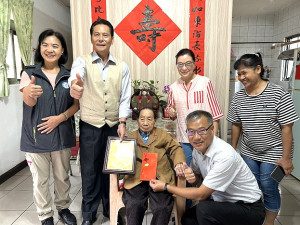 表達對百歲人瑞的敬意,縣長王忠銘一行拜訪王火金、曹冬金、姜双金等地區百歲人瑞,轉贈總統府發放剛好100歲才有的金質敬老狀。(圖/文:曹重偉)