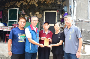 　重陽佳節近，鄉長林志東19日會同鄉代會主席林紹馨專程走訪馬祖村，向村中65歲以上長者致贈敬老禮金，開心與長者合影留念。（圖／文：曹重偉）