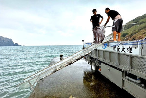 　東引鄉公所辦理魚苗放流計畫，19日早上在北澳碼頭放流嘉鱲2900尾、鮸魚500尾，以提升沿近海漁業永續發展。（圖：東引鄉公所）