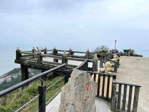 　近三十年歷史的北竿壁山觀景台近日要拆除重建。（圖／文：陳鵬雄）