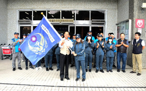 　全國義消競技交流賽21日在南投消防署訓練中心登場，地區代表隊20日上午出發，縣長王忠銘、副縣長陳冠人到機場授旗及致贈程儀。（圖／文：曹重偉）