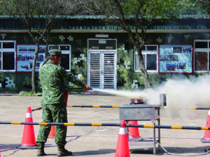 官兵實際實作油鍋起火狀況處置。（圖：黃昱敏）