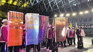 112年全國運動會21日進行開幕典禮,副縣長陳冠人帶隊進場並宣傳馬祖國際藝術島。(圖:縣府教育處)