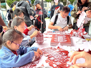 媽祖昇天祭21日靈穴祈福、園遊會、手作風燈體驗,會場熱鬧滾滾;今日祭祀大典邀民眾共襄盛舉。(圖/文:馮紹夫)