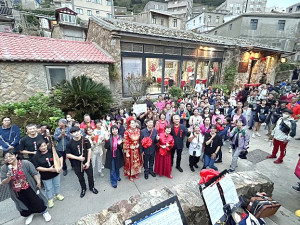 《飲馬祖七杯酒》22日迎來第六杯酒「喜酒」,邀劉增蔚、白湘慈兩位準新人,搭配「阿珠姐」陳秀珠重操舊業,沿途遊客鄉親爭相圍觀。(圖/文:曹重偉)
