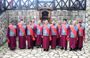 　媽祖昇天祭祭祀大典盛大登場，縣長王忠銘率各宮廟來賓及地方信眾，依古禮進行三跪九叩首禮等儀式，坑道祈福先鑽轎底令人印象深刻。（圖／文：曹重偉）