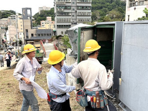 　一卡車疑煞車失靈撞上清水變電箱，福澳、清水、仁愛等村停電2小時。（圖／文：馮紹夫）