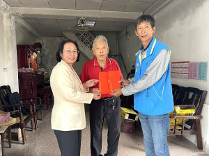 九九重陽節,鄉長陳樂禮、代表會主席史麗彬前往長者家裡賀節並致贈禮金,祝福長者們身體健康、福壽延綿。(圖/文:宋幸儒)
