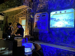 　東莒駐島藝術家周暐恩舉行成果發表會，收錄在地長者唱作，搭配燈光影像，呈現豐富多彩的DJ秀，影像投影在歷史悠久的「公佈欄」上相當吸睛。（圖／文：蔡夢玲）