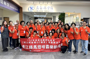 由地區25位65歲以上長者組成的馬悠呀霸樂齡隊,赴台參加「112年長者活躍老化競賽活動」阿公阿嬤舞GO厲害全國總決賽。(圖/文:曹重偉)