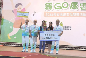 國民健康署112年長者活躍老化競賽阿公阿嬤舞GO厲害全國總決賽24日新北登場,連江縣馬悠呀霸樂齡隊獲頒最佳團隊獎。(圖:連江縣衛福局提供)