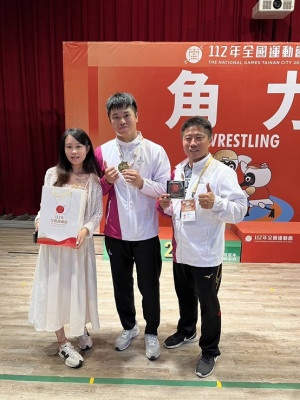 王明亮(中)全運會角力奪金,新婚妻子曹家禎愛相隨見證榮耀時刻。(圖:教育處)