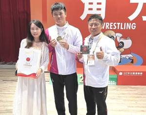 角力選手王明亮(中)25日在全運會榮獲自由式第四級金牌,新婚妻子曹家禎(左)愛相隨見證榮耀時刻。(圖:縣府教育處)