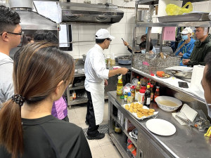 民政處辦理特定對象及弱勢族群技能「中餐快炒班」活動抵達西莒,專業主廚指導授課,提升民眾職能與就業機會。(圖/文:宋幸儒)