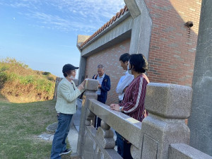 民政處長曾玉花會同莒光鄉長陳樂禮及鄉代主席史麗彬共同前往東莒福正公墓進行現地會勘。(圖/文:蔡夢玲)