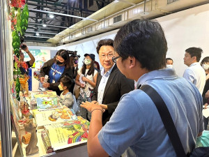 馬祖參加112年環境教育繪本嘉年華,現場舉辦繪本導讀,鼓勵親子共讀愛環境;環境保護司長劉宗勇到馬祖攤位關心。(圖:連江縣環資局)