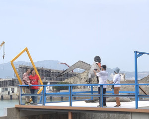 東莒一民宿業者委請朋友以稻草製作黑嘴端鳳頭燕鷗成了猛澳打卡地景特色。(圖/文:林冰芳)