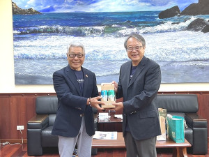「日本八王子台灣友好交流協會」訪問團27日拜會縣府,黑須隆一除了稱讚馬祖特色,也建議縣府參加東京食品展,加強曝光宣傳。(圖/文:馮紹夫)