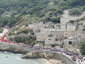 　桃園龍德宮北竿遶境巡安會香之旅盛大登場，全島軍民遊客共同感受熱鬧氣氛。（圖／文：陳鵬雄）